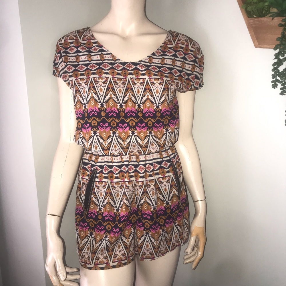 ✨ 4/$20 SALE! ✨ Tribal print Romper Size Small